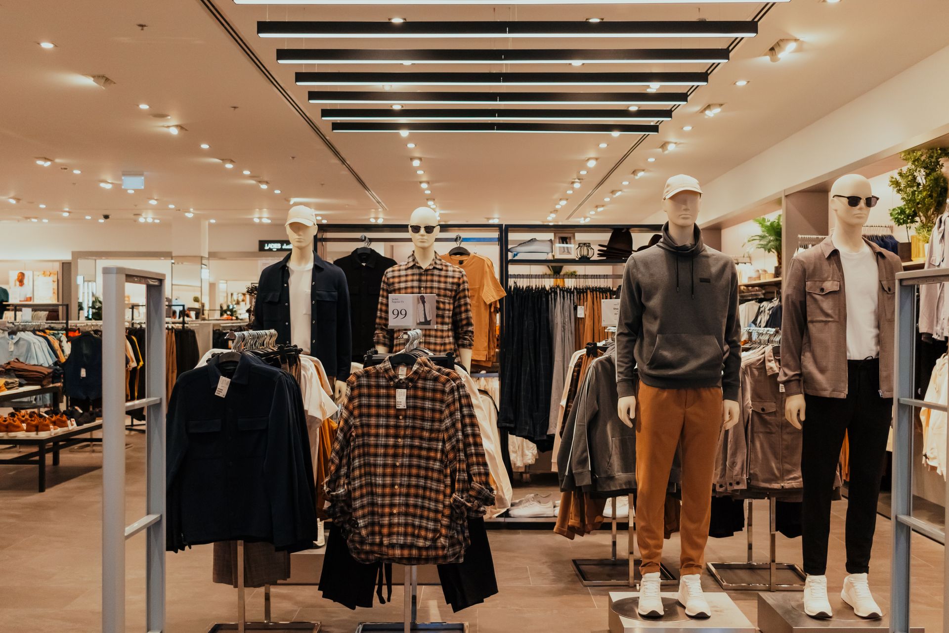 Como escolher camisa masculina para homens altos